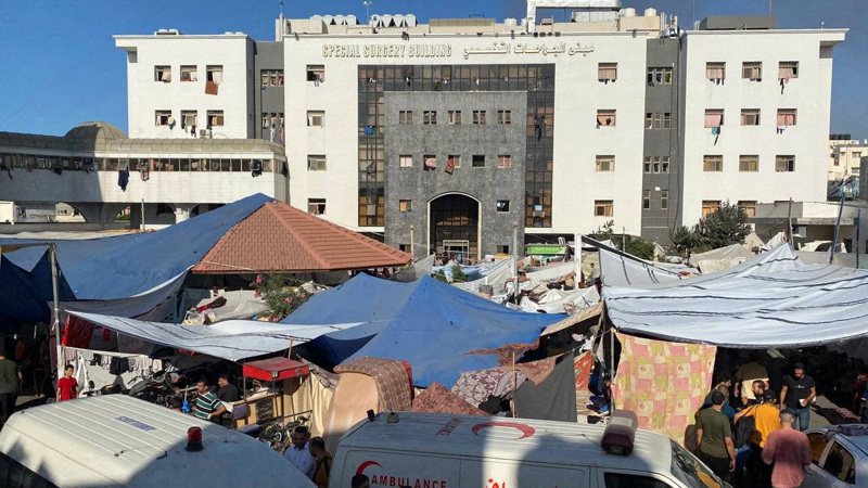 以軍以哈瑪斯指揮據點藏身下方為由全面包圍西法醫院，對此美國總統拜登13日喊話「務必保醫院周全」。路透
