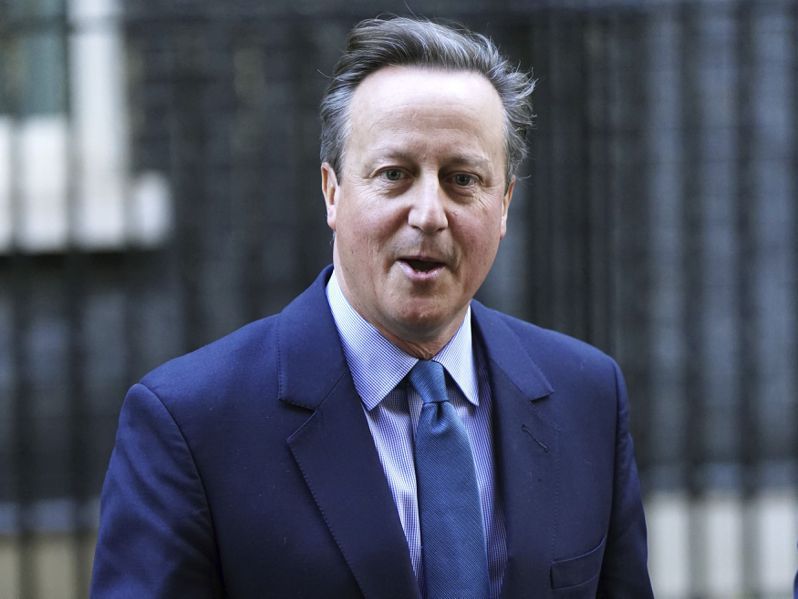 暌違英國政壇達7年，前英國首相卡麥隆13日獲任外交大臣。（美聯社）