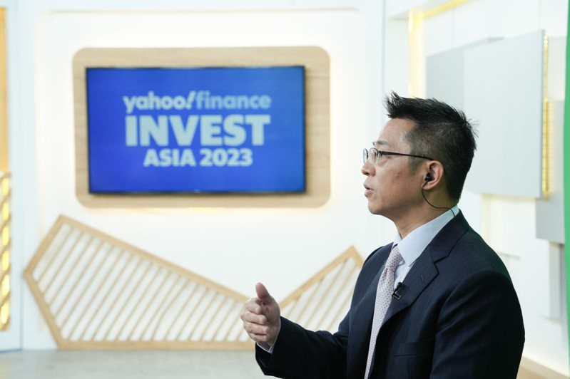 群創董事長洪進揚在「Yahoo財經投資趨勢高峰會」中接受美國Yahoo財經執行編輯Brian Sozzi專訪，暢談面板產業展望。圖／Yahoo奇摩提供