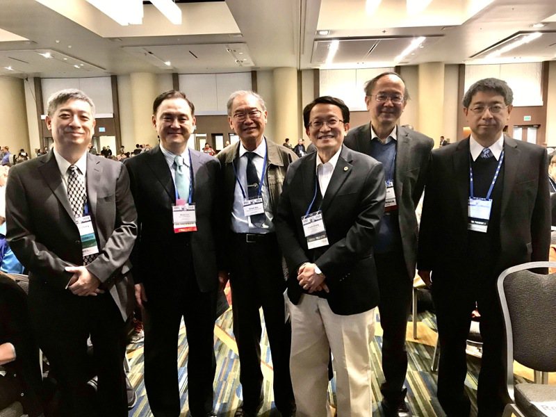鈺創董事長盧超群（左二）於2018年參加ISSCC會議時與恩師施敏（左三）合影。圖／鈺創提供