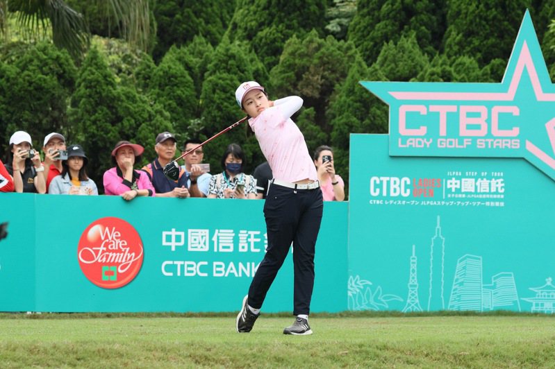 今年加入「中國信託女子高爾夫之星」的19歲高球女將吳佳晏勇奪今年度日次巡獎金后座，提前取得2024年JLPGA正巡賽事的參賽資格。圖／中國信託銀行提供