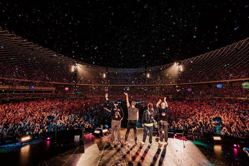 英國搖滾天團Coldplay連兩日演唱會創下的17萬人潮，打破今年3月BLACKPINK演唱會人潮紀錄。圖/Live Nation Taiwan提供 - Photo by Anna Lee