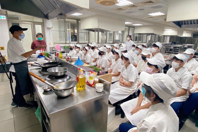 主廚陳居峰鼓勵學生發揮創意。圖／高英工商提供