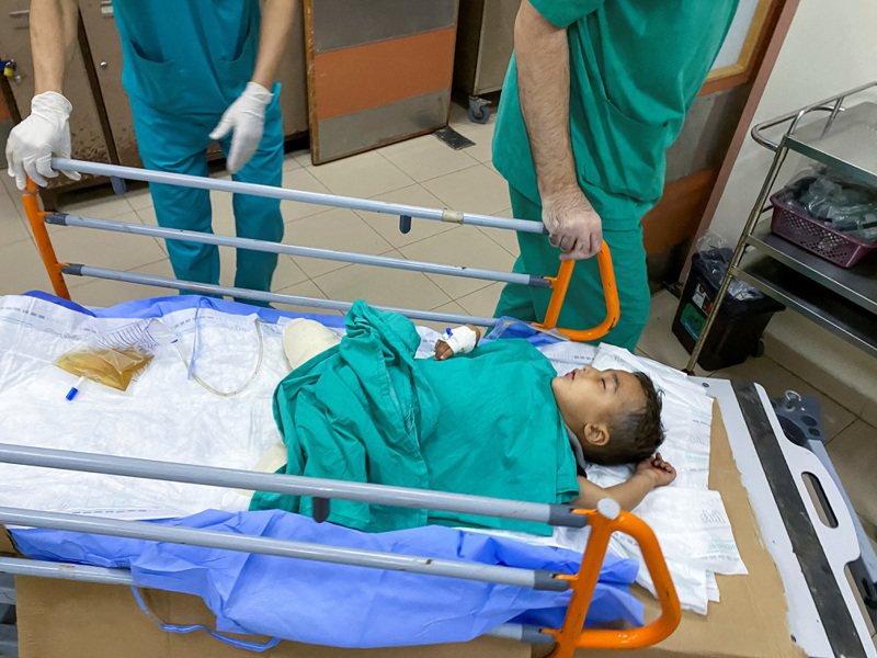 加薩四歲男童沙巴特的父母在以軍空襲中喪生，他也失去雙腿，13日在加薩一間醫院接受救治。路透