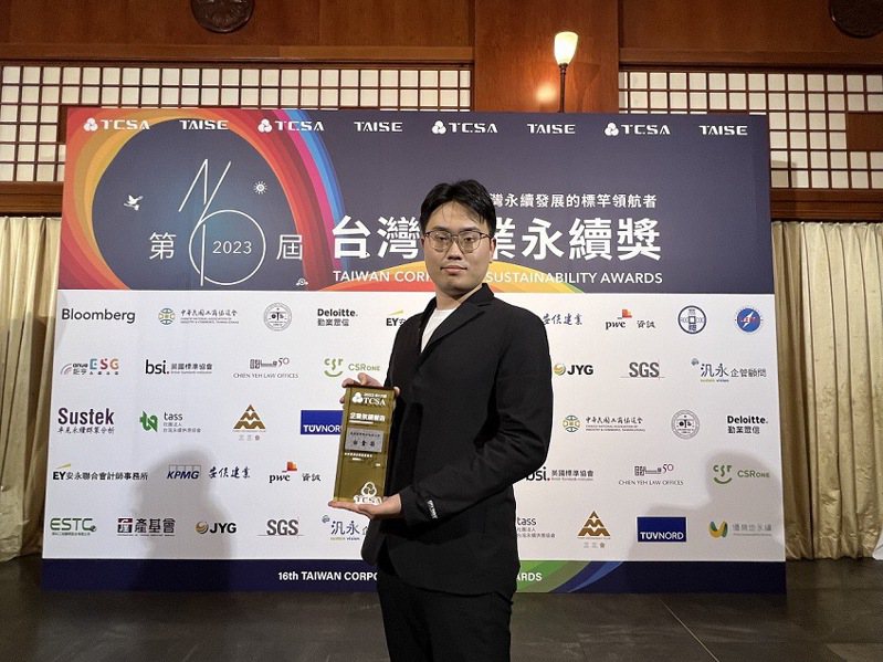 森崴能源榮獲2023年台灣企業永續白金獎殊榮，由永續長楊允仁代表領獎。圖／森崴能源提供