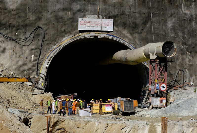 印度北部一條修建中的隧道12日發生坍塌意外，迄今已進入第5天。 圖／路透