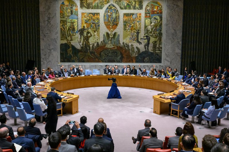 聯合國安理會15日晚間以12票贊成票就以巴衝突達成決議，呼籲緊急延長人道暫停至足夠天數以利援助進入被困領土。新華社