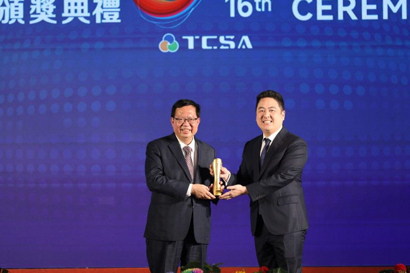 泓德能源獲台灣100大永續典範企業獎，由董事長謝源一代表受獎。圖/泓德能源提供