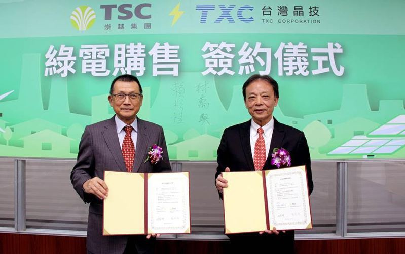 崇越集團副董事長賴杉桂博士(左)偕同台灣晶技董事長林萬興(右)簽訂5000萬度綠電購售合約，啟動低碳布局。圖／公司提供