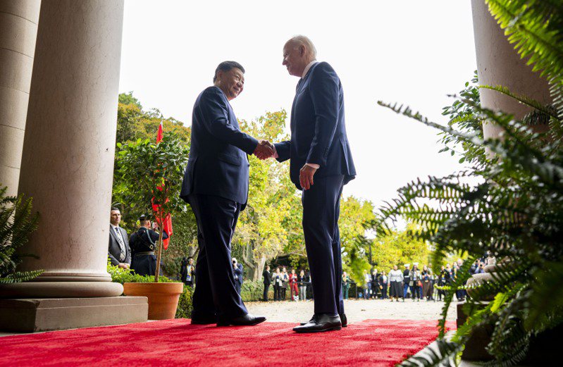 美國總統拜登(圖右)與中國國家主席習近平(圖左)15日在舊金山會談。美聯社