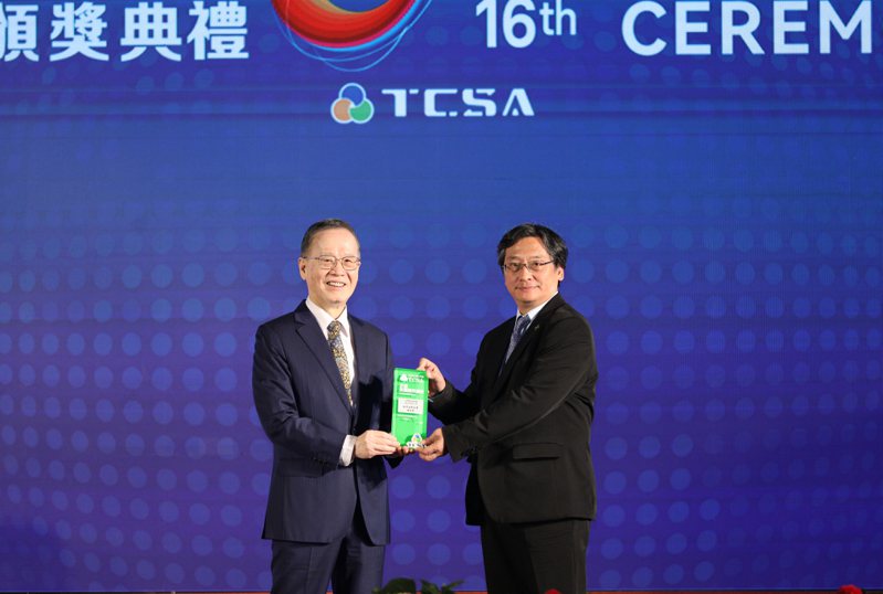 機場公司榮獲「2023年第十六屆TCSA台灣企業永續獎」，由副總經理李俊德(右)代表，從台灣永續能源研究基金會董事長簡又新(左)手中接過獎項。圖／機場公司提供