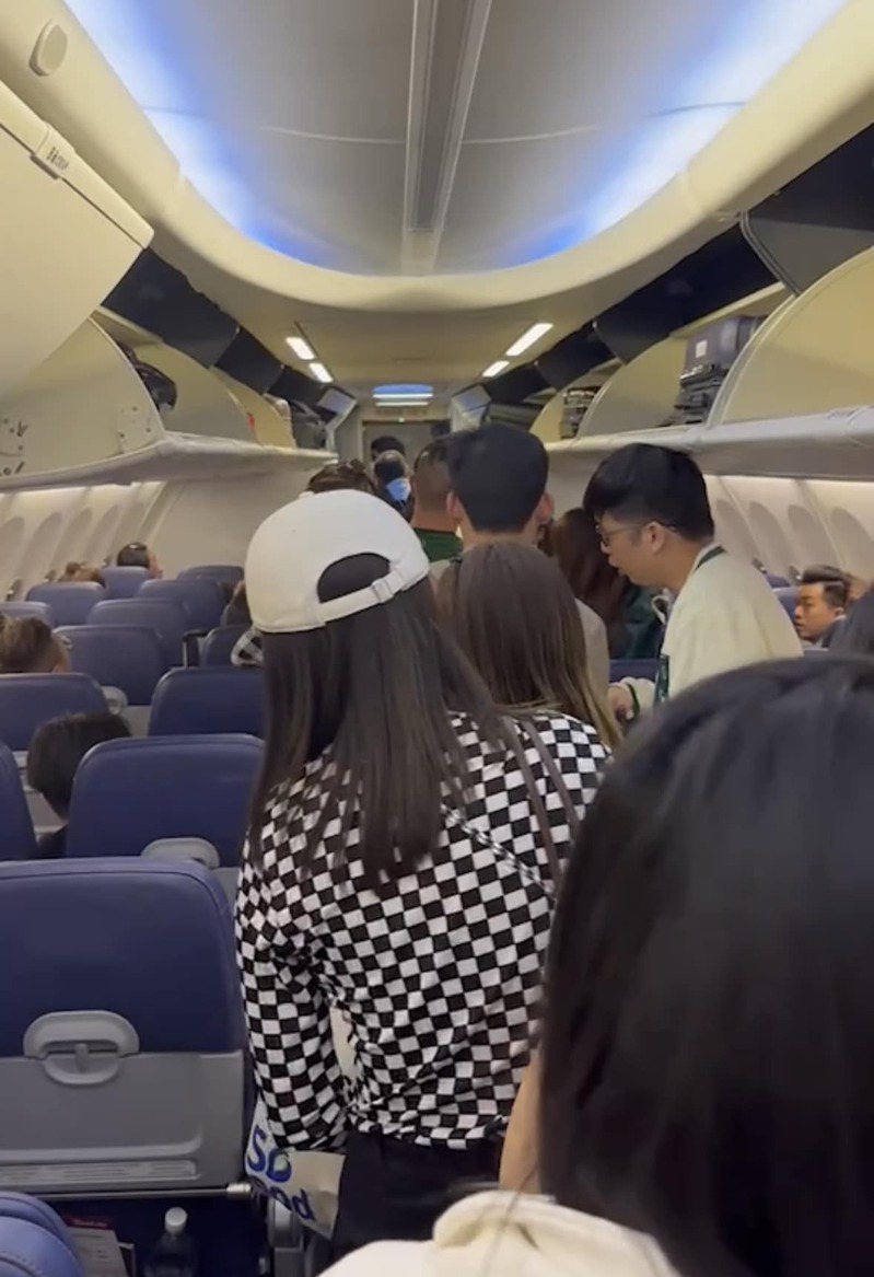 台灣旅客在飛往大馬的班機上遇到竊賊，當場被識破，將贓款全數歸還。擷自「喵爸喵媽玩轉地球」臉書