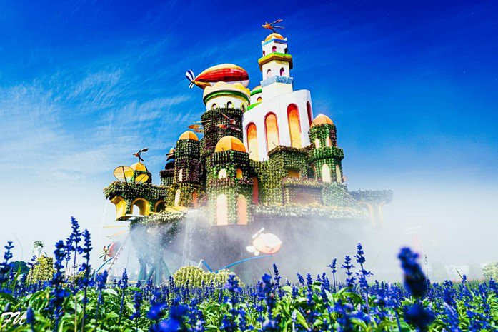 台中國際花毯節今年主花毯打造花卉城堡「漂浮花都」。有如漂浮在空中的花卉城堡，每隔5分鐘便會有強力水霧大量噴發，呈現雲霧效果。圖／台中市觀旅局提供