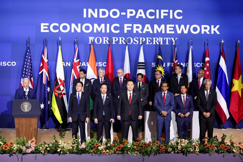 美國總統拜登等14個IPEF會員國領導人16日在APEC峰會場邊舉行會議。路透