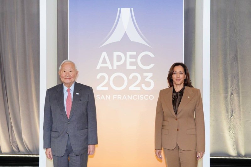 代表台灣出席亞太經合會（APEC）會議的領袖代表張忠謀（左）16日下午在舊金山會晤美國副總統賀錦麗（Kamala Harris，右）。圖／APEC台灣代表團提供