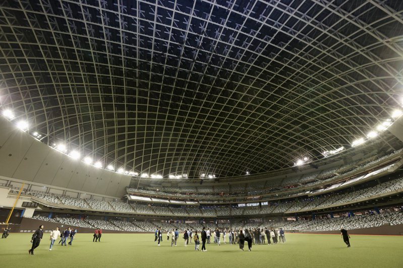 歷經32年期盼，台北大巨蛋明天將開放1萬3千人入場觀看測試賽，雖然還未正式營運，但棒球、娛樂、觀光產業已摩拳擦掌。本報資料照片