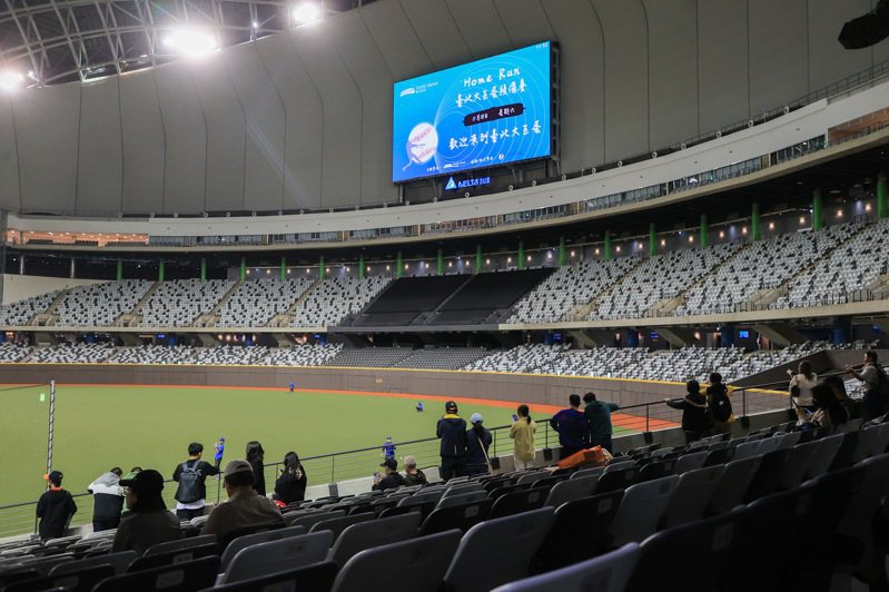台北大巨蛋今天下午舉行公開測試賽，開放1.3萬名觀眾入場，許多球迷在場內拍照紀錄這一刻。記者余承翰／攝影