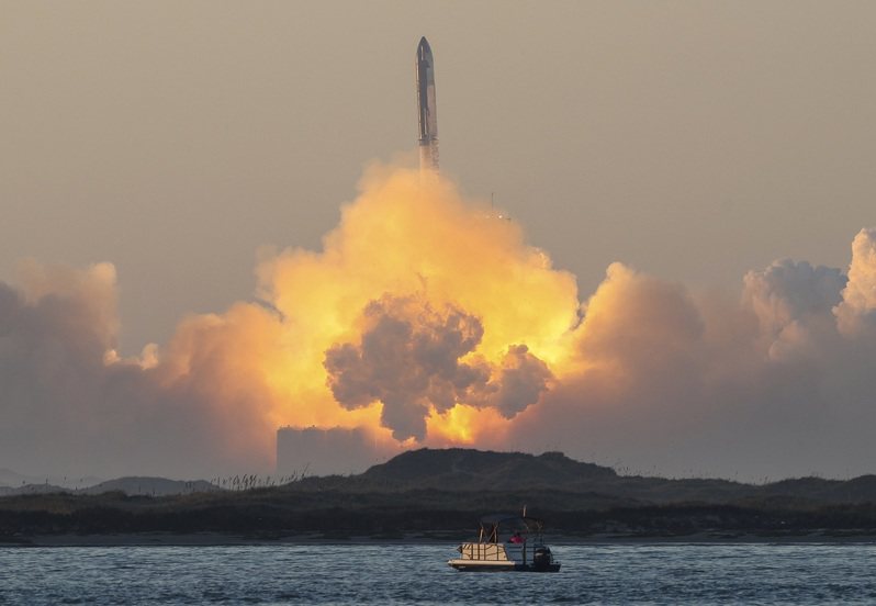 SpaceX公司18日在德州博卡奇卡第二度試射次世代的「星艦」巨型火箭。歐新社