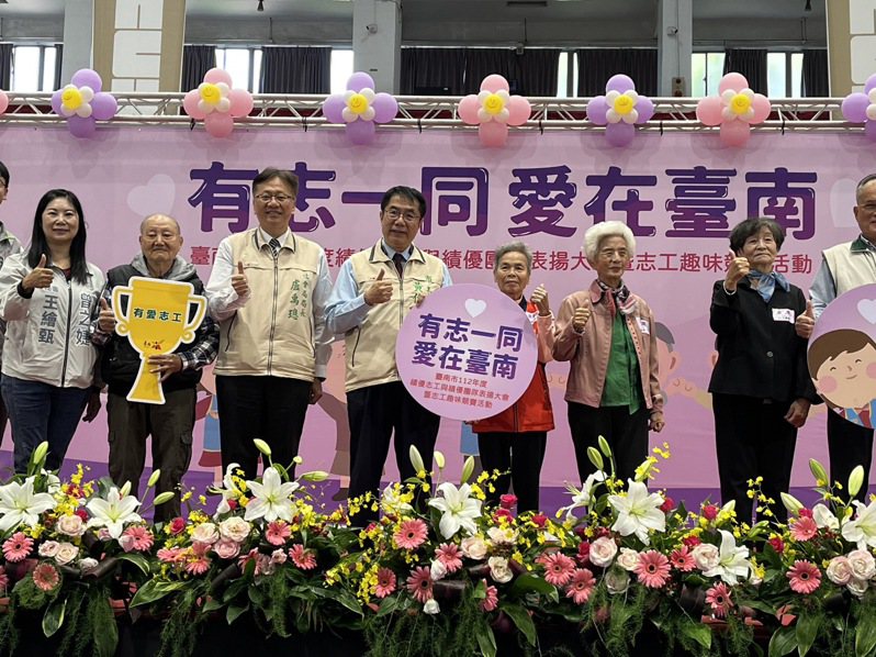 台南市長黃偉哲（中）頒獎給80歲以上的年長者志工，感謝他們的無私付出。記者吳淑玲／攝影
