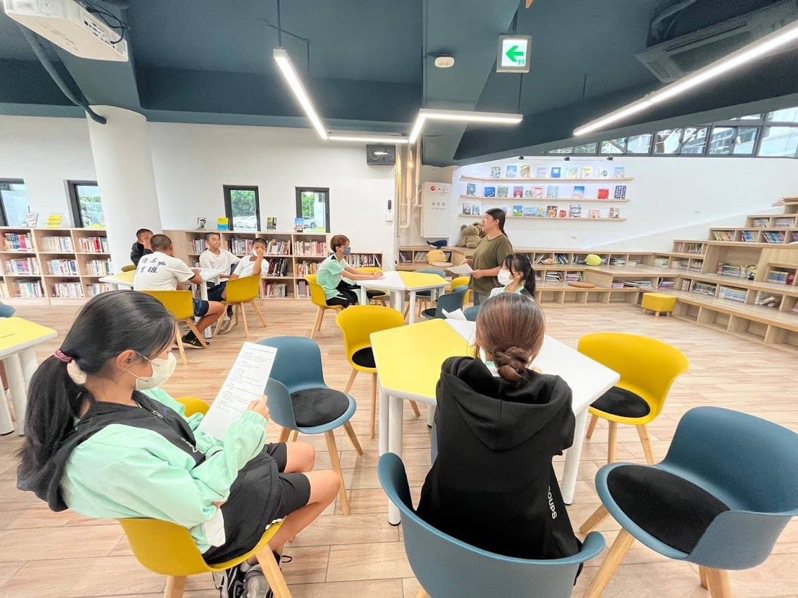 新竹市成德高中圖書館空間明亮舒適。圖／竹市府提供