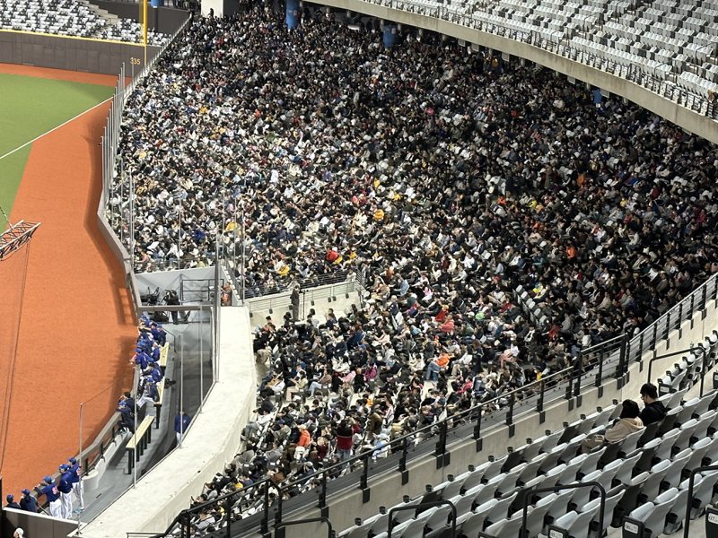 台北大巨蛋今天迎來1.3萬人壓力測試，不少資深老球迷入場觀看，更有人表示「室外球場無法比」。記者洪子凱／攝影