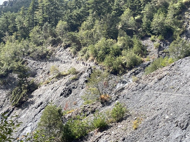 能高越嶺道西段重新開放，但沿途地質破碎且有落石發生，登山需注意安全。圖／林業及自然保育署南投分署提供