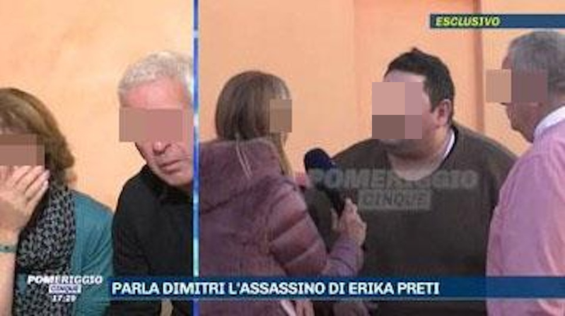 義大利男子弗里卡諾（咖啡色衣）在殺害女友後，因入獄期間體重飆至200公斤，而獲釋出獄，引起死者父母（圖左）強烈不滿。圖／擷自義大利節目《Pomeriggio Cinque》