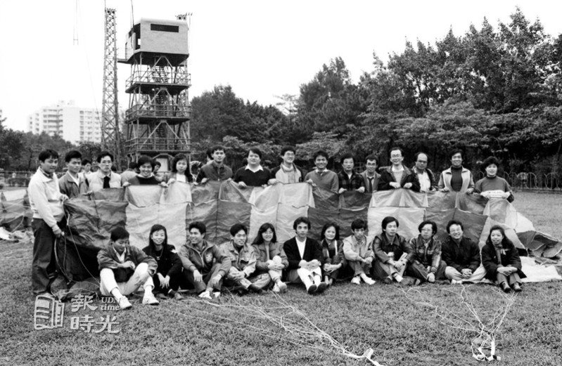 飛行傘訓練班第四期十一日在台北青年公園傘訓中心開訓，由於參加學員愈來愈多，顯示這項戶外運動逐漸受到國內喜愛。圖／聯合報系資料照（1988/01/11 林建榮攝影）