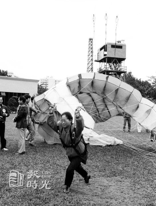 飛行傘訓練班第四期開班授課，十一日熱愛飛行傘運動的范增仁、張素琴夫婦，真正是「比翼雙飛」，羨煞不少飛行傘界人士。圖／聯合報系資料照（1988/01/11 林建榮攝影）