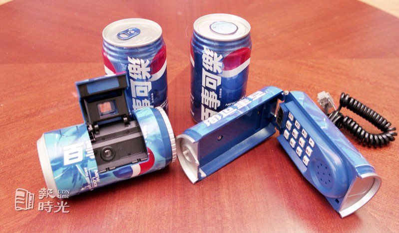 沙士、可樂業者以行動電話等時髦贈品為號召，使碳酸飲料有可觀成長。圖／聯合報系資料照(1999/05/28  侯永全攝影)
