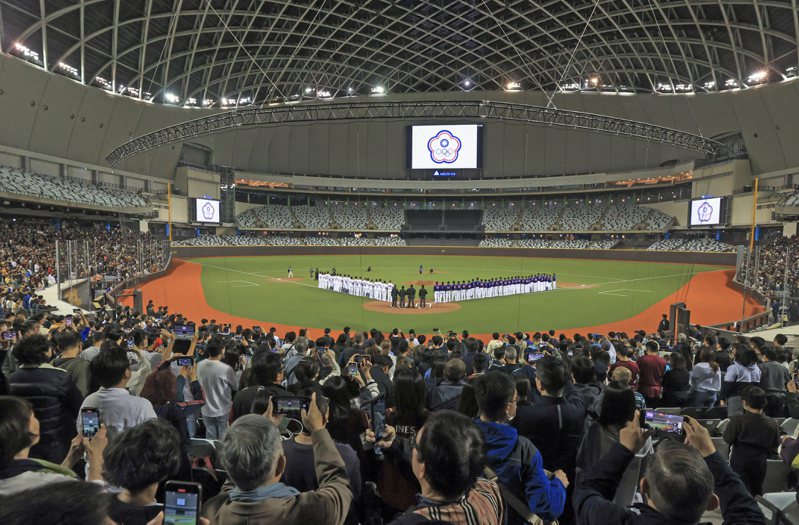 超過一萬二千名的球迷昨天在台北大巨蛋，見證我國史上第一場在室內觀戰的棒球比賽。記者余承翰／攝影