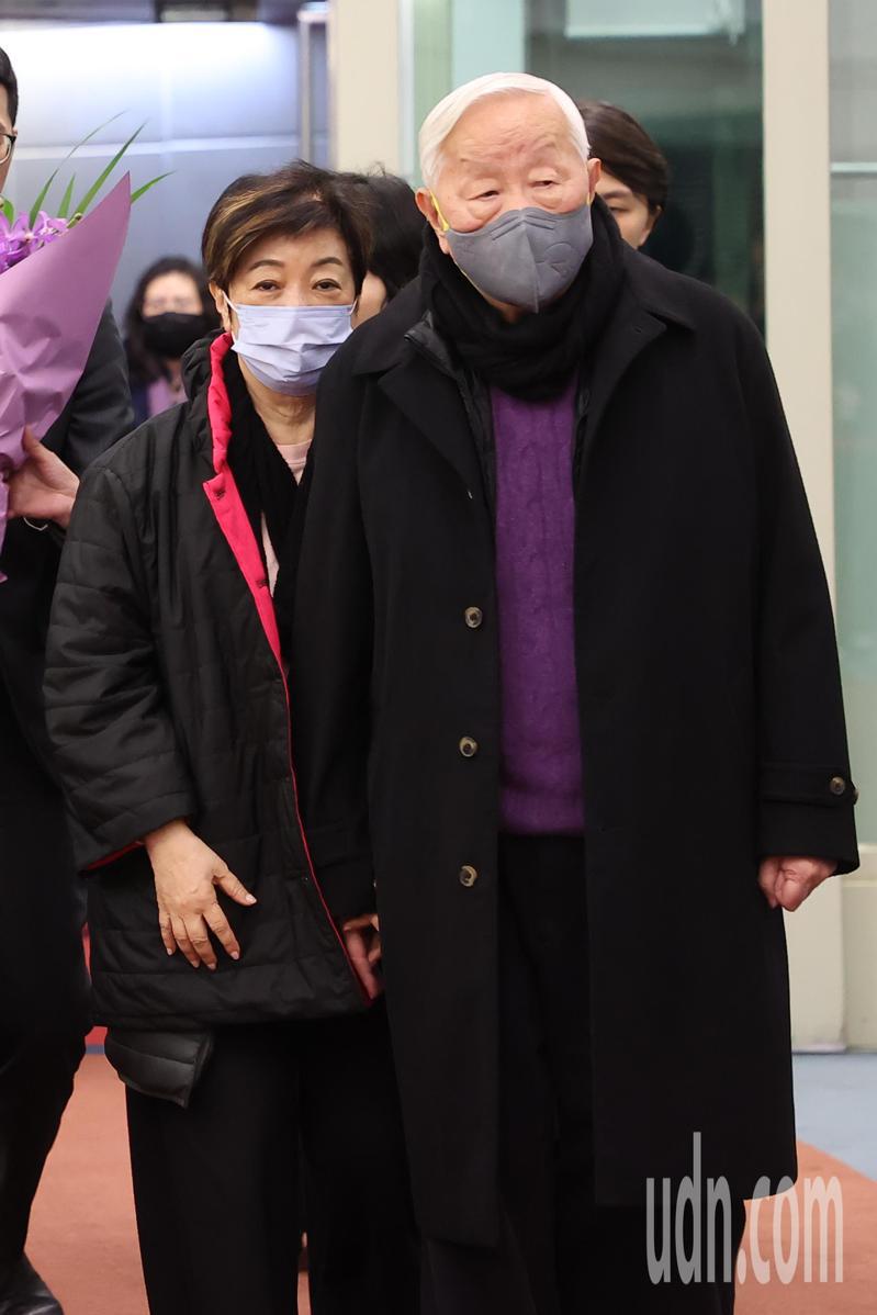 APEC台灣領袖代表、台積電創辦人張忠謀（右）與妻子張淑芬（左）結束APEC經濟領袖會議行程，於今天搭機返台，但張忠謀未發表談話，隨後由工作人員引領離去。記者葉信菉／攝影