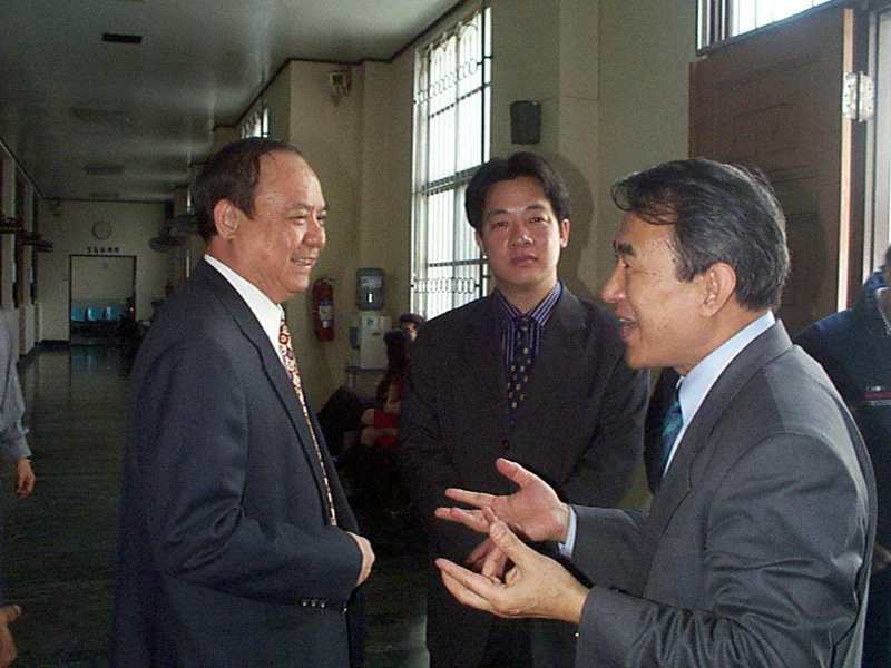 民進黨總統參選人賴清德（中）的從政契機是1994年台灣省長選舉時，幫民進黨推出的候選人陳定南助選。本報資料照片