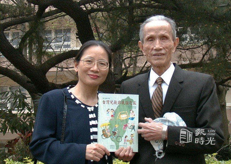在兒歌偵探劉美蓮(左)的查訪下，終於知道《妹妹揹著洋娃娃》作曲者是蘇春濤，她也將多首台灣歌謠作者錄製成CD書。 聯合報系資料照（2000/03/20  陳千惠攝影）