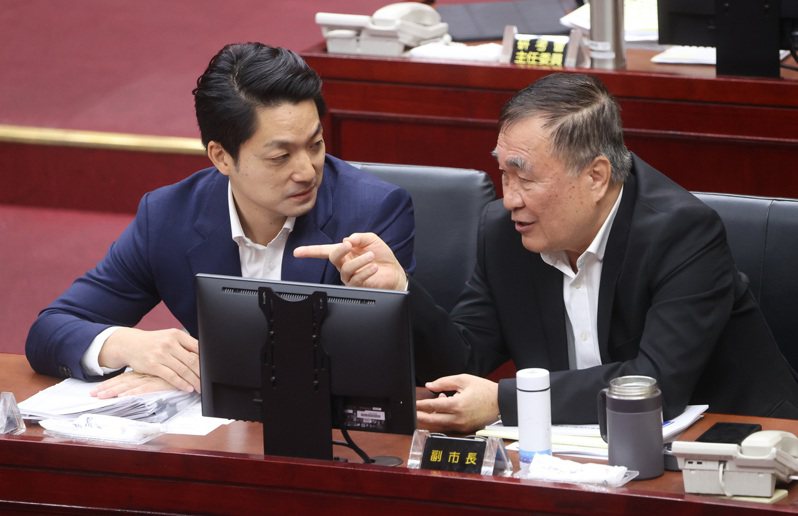 台北市長蔣萬安（左）20日上午至台北市議會專案報告，會前與副市長李四川（右）交換意見。 中央社