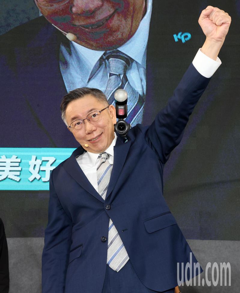 民眾黨總統參選人柯文哲昨天表示，他會繼續用台灣民眾黨總統候選人身份拚戰到底。記者胡經周／攝影