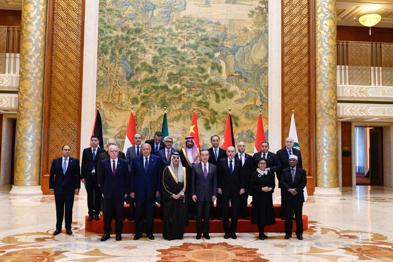 大陸外交部長王毅20日在北京會見到訪的阿拉伯伊斯蘭國家外交部長聯合代表團。 （法新社）