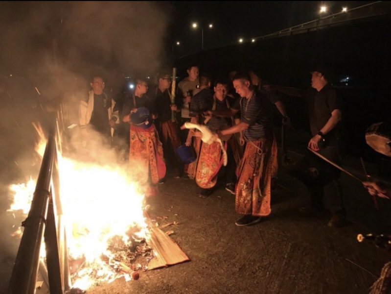 送肉粽儀式最後，就是把支撐物等相關物品焚燒化掉。圖／楊昇樺提供