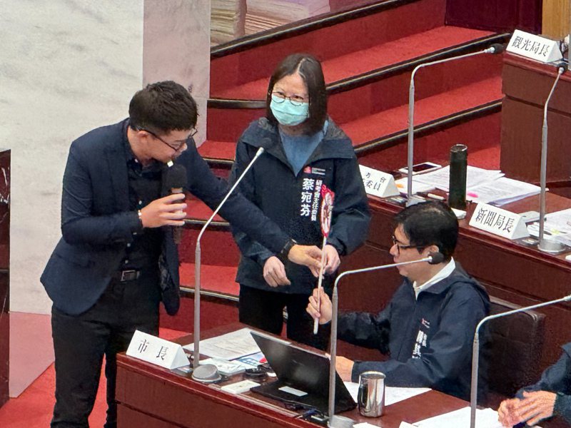 高雄市議員張博洋（左）送給市長陳其邁（右）一支蒼蠅拍，幫市民拍打統戰蒼蠅，揮去錯、假訊息。記者徐如宜／攝影
