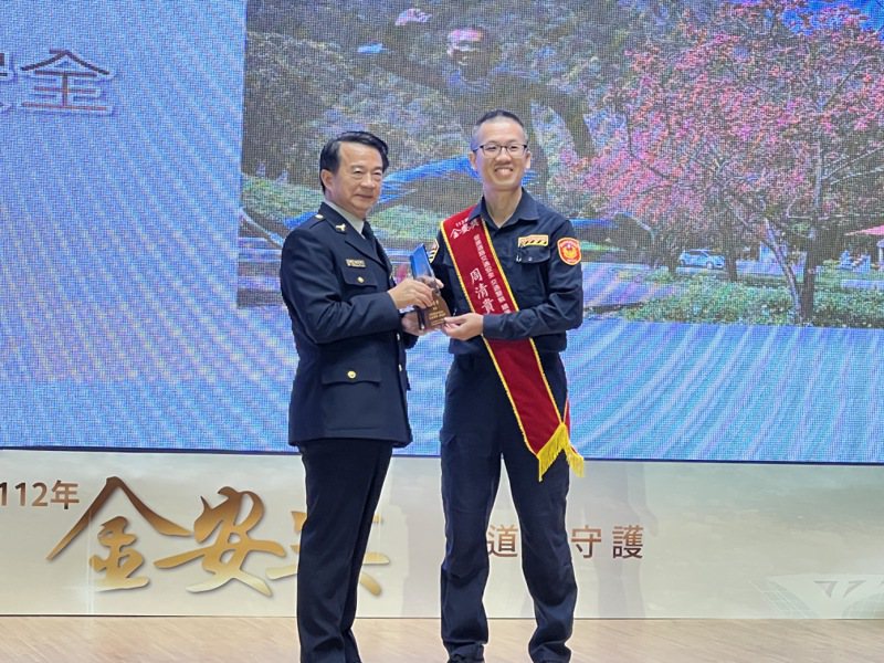 台中市第一警分局交通分隊警員周清貴（右）昨獲得交通部金安獎殊榮。圖／第一警分局提供