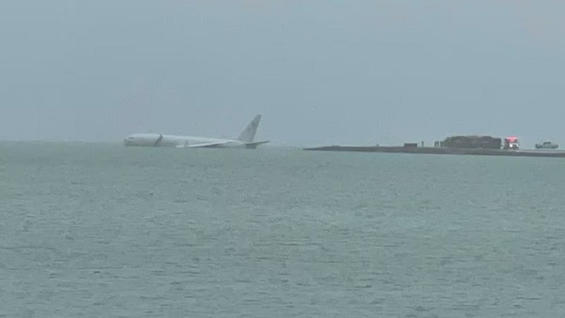 美國海軍一架P-8A「海神式」偵察機20日降落夏威夷州歐胡島一處基地時衝出跑道掉入海中。照片翻攝：X / DefenseMirror