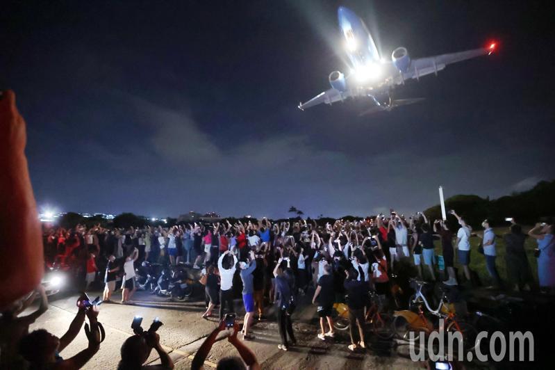 聯合報攝影記者高彬原以「記錄歷史性一刻—裴洛西專機降落台灣」贏得卓越新聞獎單張攝影獎，當裴洛西專機飛過上空，民眾高舉手機記錄歷史的一刻。記者高彬原／攝影
