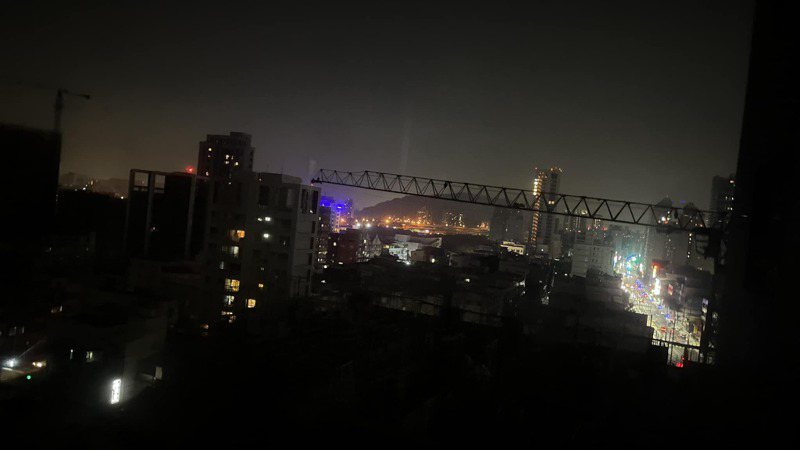 高雄市左營區今晚大停電，4938戶陷入一片黑暗。圖／王子齊提供