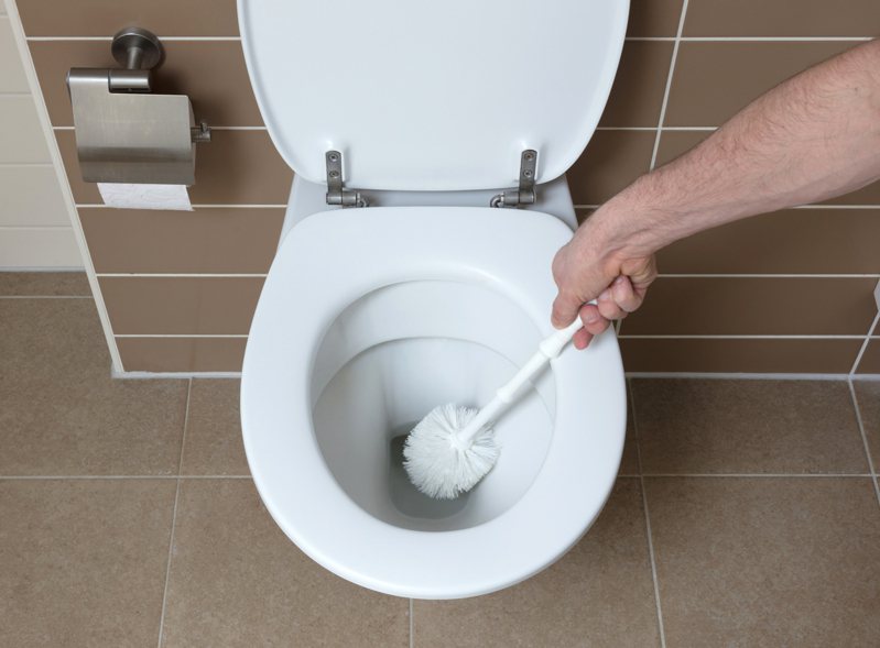 清掃廁所時若沒留意，可能會造成物品的損壞。圖片來源／ingimage