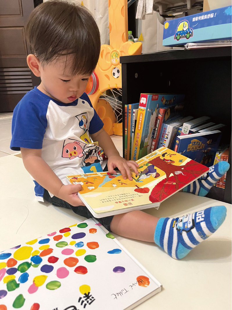 台中市立圖書館今年12月1日至明年2月29日，推出「陪寶貝一起愛閱讀」活動，邀請父母為0至5歲的寶貝辦借閱證。圖／台中市文化局提供