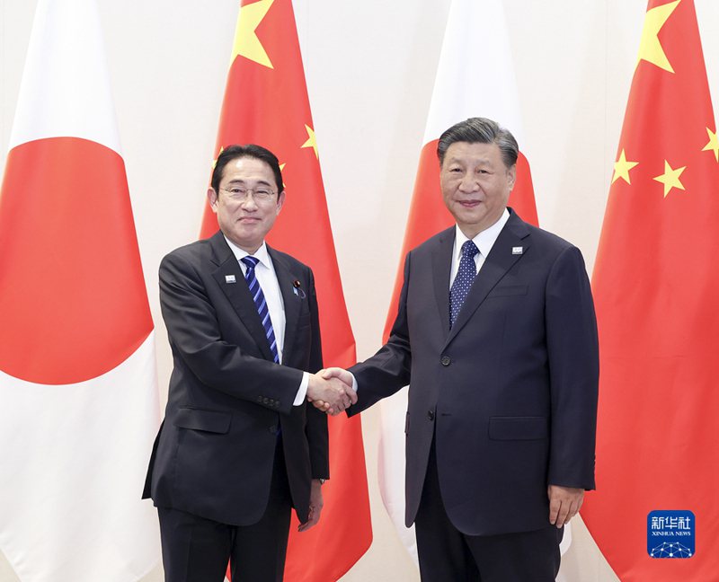 大陸國家主席習近平（右）與日本首相岸田文雄（左）在舊金山APEC峰會期間會面。（新華社）
