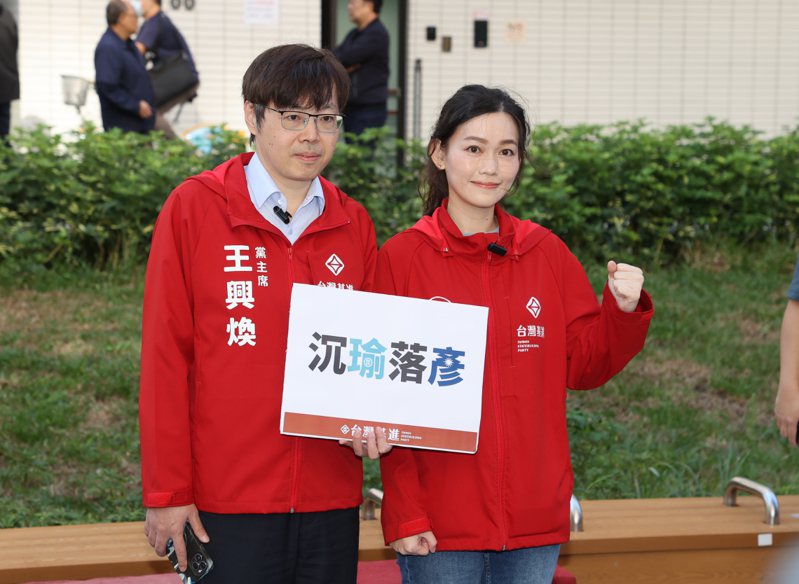 基進黨立委參選人吳欣岱（右）在基進黨主席王興煥（左）陪同前往北市選委登記。記者曾學仁／攝影