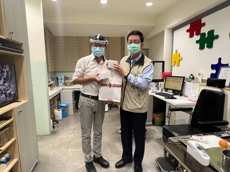 台南登革熱防治中心主任蘇世斌（右）今拜訪永康區復華耳鼻喉科診所，對該診所醫師全力支持登革熱防疫表達感謝。圖／南市衛生局提供