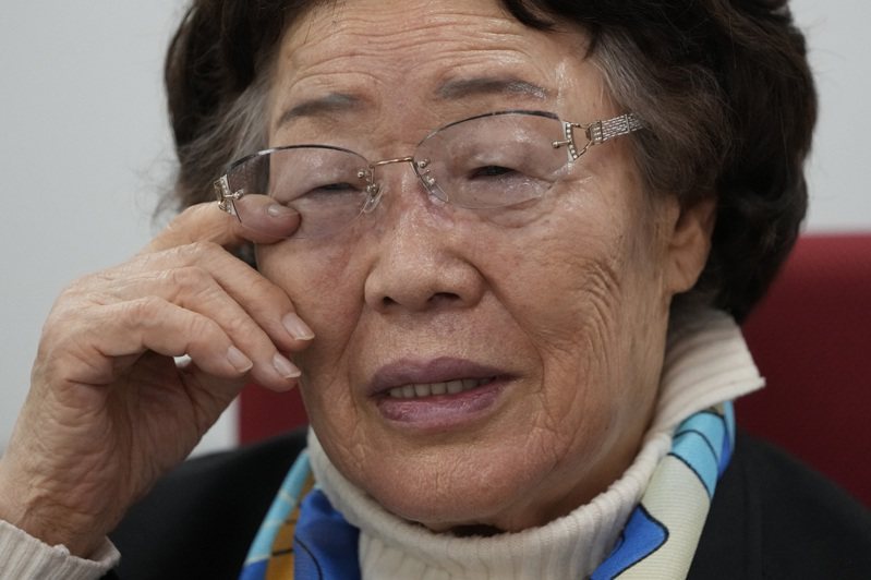 韓國高等法院今天就慰安婦受害者對日本政府要求2次損害賠償的案子判處原告勝訴，圖為原告之一的李容洙昔日於訪談中落淚。 圖／美聯社