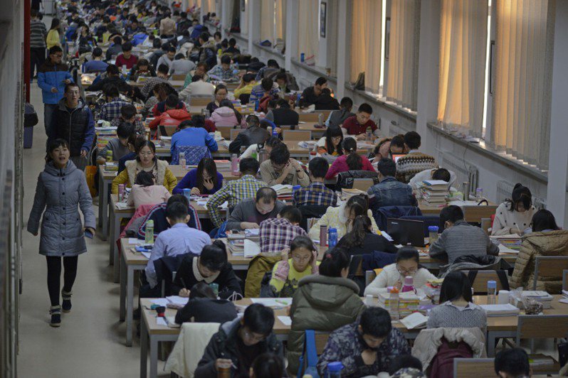中國大陸2024年碩士研究生招生考試報名人數為438萬，年減8%，是2015年以來的首次報考人數下滑。圖為2015年中國大陸碩士研究生招生考試前，考生抓緊最後時間衝刺復習。  （中新社）
